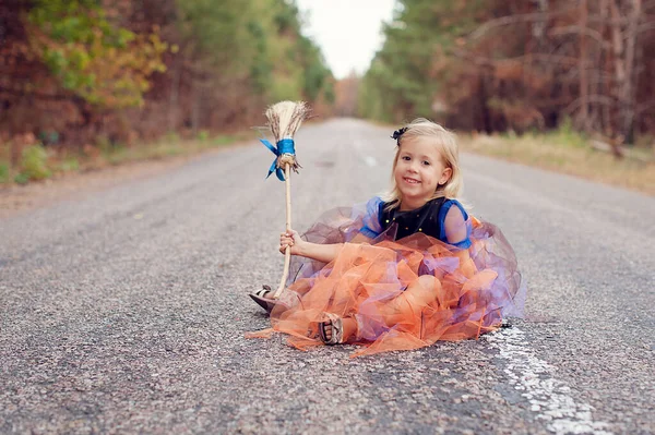 Menina Engraçada Traje Bruxa Para Halloween — Fotografia de Stock