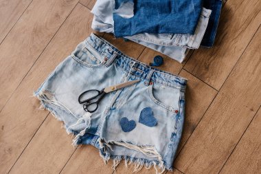 Geri dönüşüm, yeniden kullanma, yeniden kullanım, güncelleme, güncelleme konsepti. Eski şeylere yeni bir hayat, kotlardan kendi elbiselerini yap.