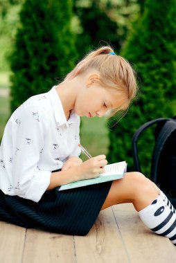 Okula dönelim. Sırt çantalı şirin kız okula eğlenceli bir şekilde gidiyor.