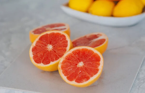 Šťáva Grapefruitová Šťáva Sklenici Celé Ovoce Plátky Stole — Stock fotografie