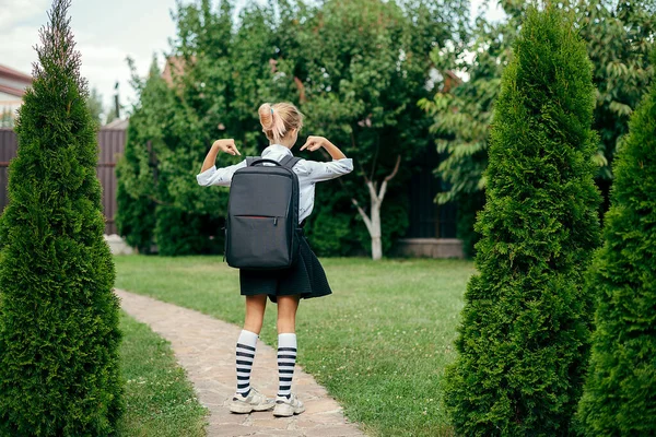Okula Dönelim Sırt Çantalı Şirin Kız Okula Eğlenceli Bir Şekilde — Stok fotoğraf