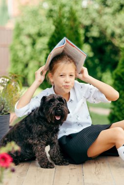 Okula dönelim. Sırt çantalı kız dışarıda. Dersler başlıyor. Sonbaharın ilk günü.