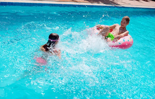Kinderen Duiken Het Zwembad Hebben Plezier — Stockfoto