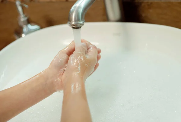 Dzieciak Myje Ręce Wodą Mydłem Łazience Higiena Rąk Zapobieganie Zakażeniom — Zdjęcie stockowe