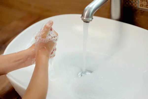 Dzieciak Myje Ręce Wodą Mydłem Łazience Higiena Rąk Zapobieganie Zakażeniom — Zdjęcie stockowe
