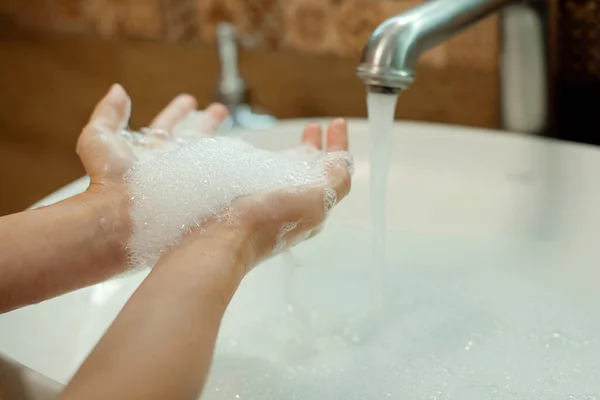 Criança Lavar Mãos Com Água Sabão Banheiro Higiene Das Mãos — Fotografia de Stock