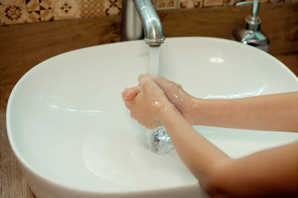 Dzieciak Myje Ręce Wodą Mydłem Łazience Higiena Rąk Zapobieganie Infekcjom — Zdjęcie stockowe