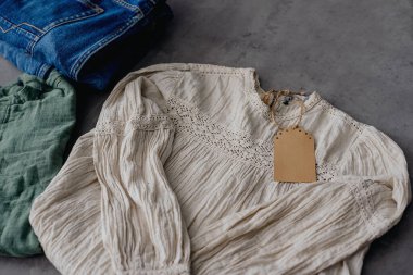 İkinci el kıyafet fikri. Dairesel moda, çevre dostu sürdürülebilir alışveriş, dükkan konsepti