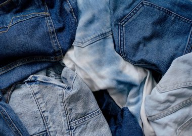 Eski kot pantolon yığını, geri dönüşüme hazır. Yuvarlak ekonomi. Çöpe atılmış eski kot pantolon yığını. Sıfır atık Upcycle eski kot çöpü. Eski kot pantolon geri dönüşümü.