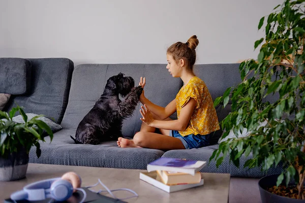 Thuis Gelukkig Meisje Spelen Met Hun Hond Heerlijk Huisdier Digitale — Stockfoto