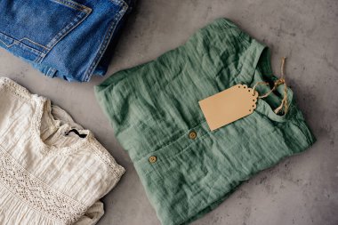 İkinci el kıyafet fikri. Dairesel moda, çevre dostu sürdürülebilir alışveriş, dükkan konsepti