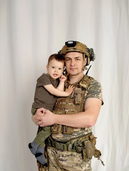 Ukraina Sotilas Sotilasunivormussa Yhdistyi Perheensä Kanssa — kuvapankkivalokuva