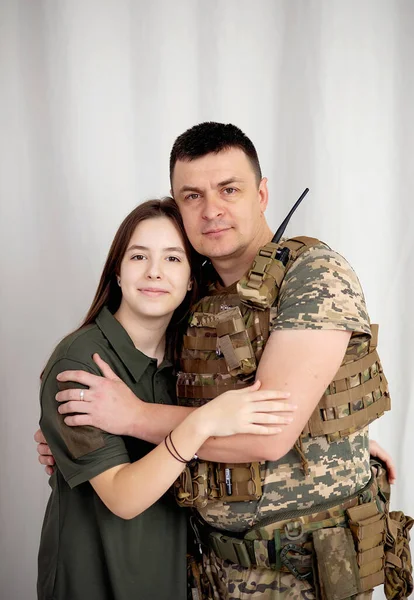 Sotilas Sotilaspuvussa Perheensä Kanssa — kuvapankkivalokuva