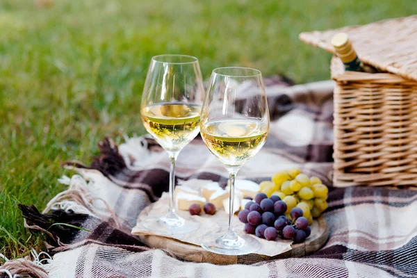 Wine Fruit Cheese Picnic — Stock Photo, Image