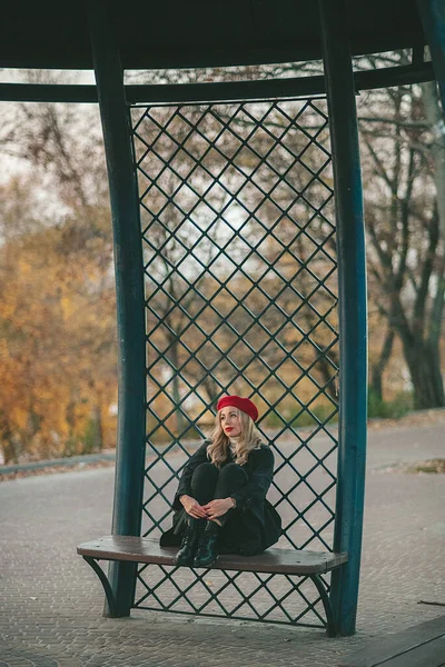 Droevige Vrouw Zit Het Park Tijdens Herfst — Stockfoto