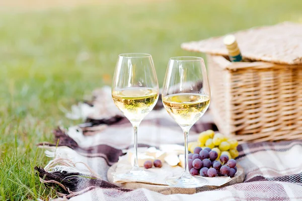 Two Glasses White Wine Wooden Plate Cheese Served — Stock Photo, Image