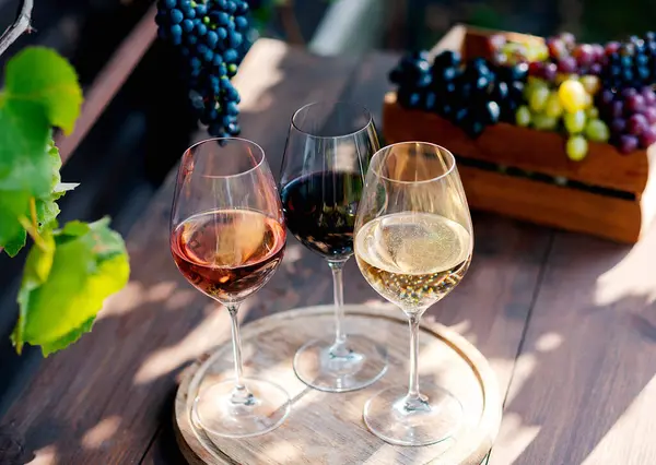 Wine Glasses Bunch Grape Wooden Table — Stock Photo, Image