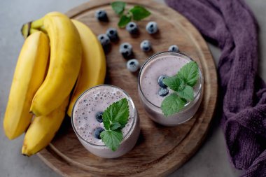 yaban mersini ve muz smoothie