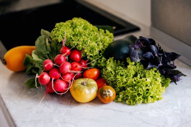 Mutfakta sebzeler hazır. Sağlıklı yemek.