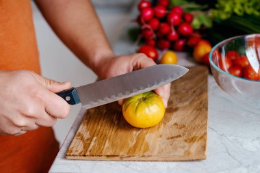 Sebze salatası pişiriyorum. sebzeler ve bitkiler. Diyet ya da vejetaryen gıda konsepti. Kesme tahtasındaki salata malzemeleri.