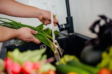 Sebzeleri yıkamaya devam et.