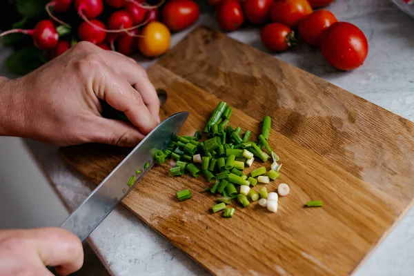 野菜サラダを調理する 野菜とハーブ ダイエットやビーガンフードのコンセプト — ストック写真