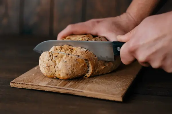 Frisches Brot Auf Dem Küchentisch Gesunde Ernährung Und Traditionelles Bäckerkonzept — Stockfoto