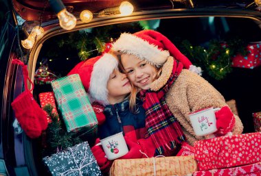 Mutlu noeller. Noel hediyeli mutlu çocuklar açık havada