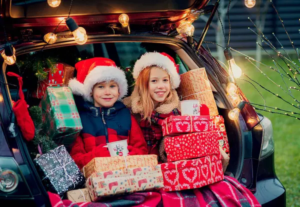 Frohe Weihnachten Kinder Mit Weihnachtsgeschenken Freien — Stockfoto