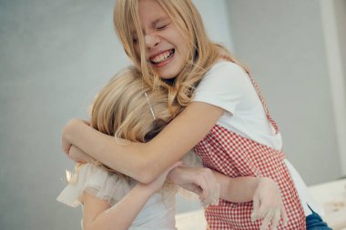 çocuklar mutfakta un ile oyun