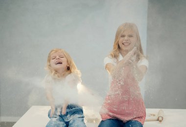 çocuklar mutfakta un ile oyun