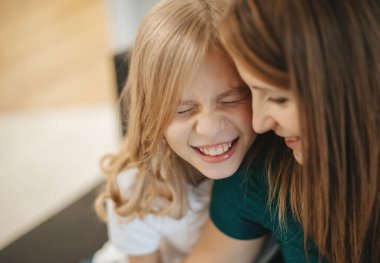 Annenin aşk konsepti. Anne ve kızı birlikte vakit geçiriyorlar.