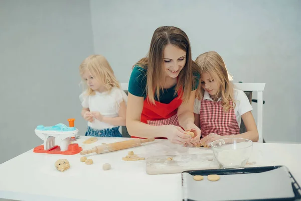 Madre Hijas Haciendo Galletas Cocina Divirtiéndose Casa — Foto de Stock