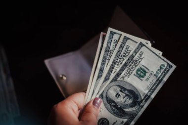 Ekonomi konsepti, para dağılımı. Para dolu cüzdan.