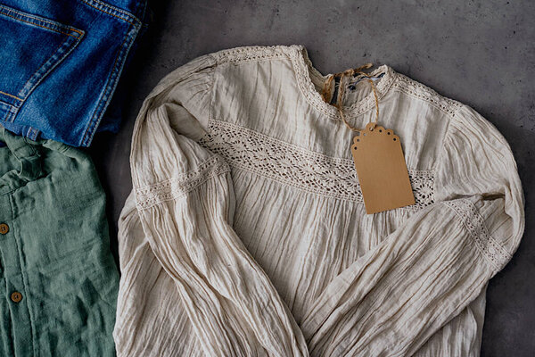 Одежда из женского гардероба на полке подержанного магазина. подержанный. Круговая мода, экологически чистые покупки, бережливые магазины