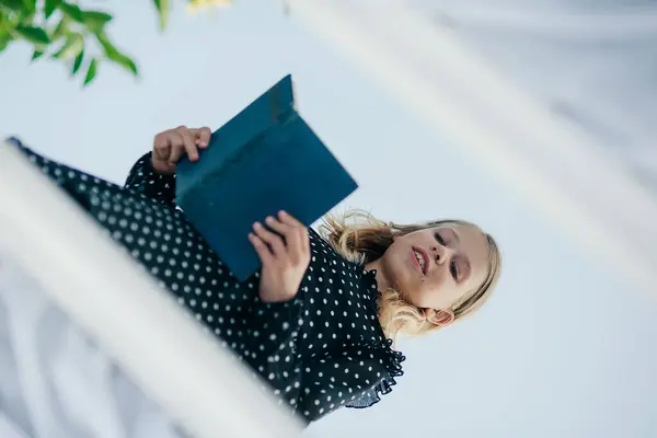 快乐孩子的画像 美丽的小女孩看书 免版税图库照片