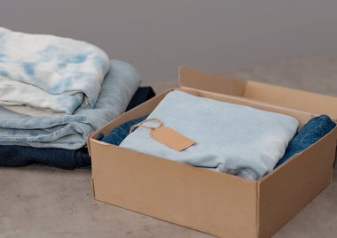 İkinci el kıyafet fikri. Dairesel moda, bağış, yardım konsepti. Üst görünüm