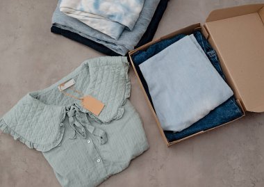 İkinci el kıyafet fikri. Dairesel moda, bağış, yardım konsepti. Üst görünüm