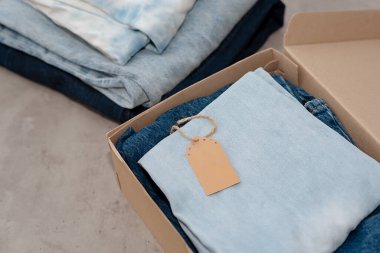 İkinci el kıyafet fikri. Dairesel moda, bağış, yardım konsepti. Üst görünüm
