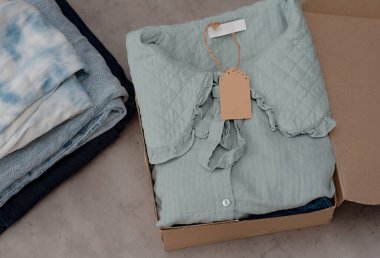 İkinci el kıyafet fikri. Dairesel moda, bağış, yardım konsepti. Üst görünüm