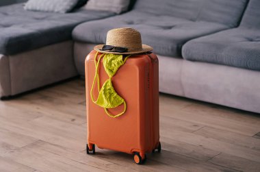 İçinde giysiler olan bavul. seyahat kavramı