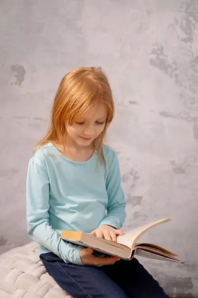 数字排毒和休闲的概念 女孩在家里看书 免版税图库图片