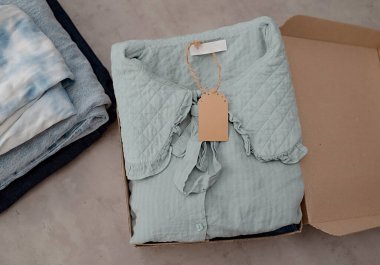 İkinci el kıyafet fikri. Dairesel moda, bağış, yardım konsepti. Üst görünüm