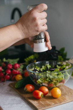 Taze sebze salatası. Salatayı hazırlıyorum.