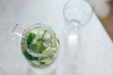 diyet suyu. Salatalık, limon, gözlüklü nane likörü.