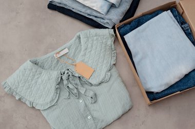 İkinci el kıyafet fikri. Dairesel moda, bağış, yardım konsepti. Üst görünüm