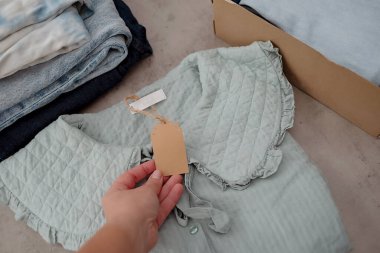 İkinci el kıyafet fikri. Dairesel moda, bağış, yardım konsepti. Üst görünüm