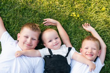 mutlu bir aile açık havada bahar yeşil park eğleniyor.