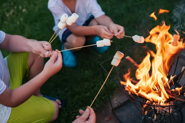 İki çocuk lokum kızartıyor.