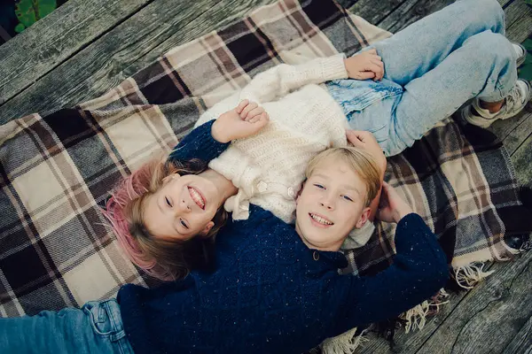 Mutlu aile ve çocuk hakkında rüya kavramı. Sonbahar parkında mutlu çocuklar